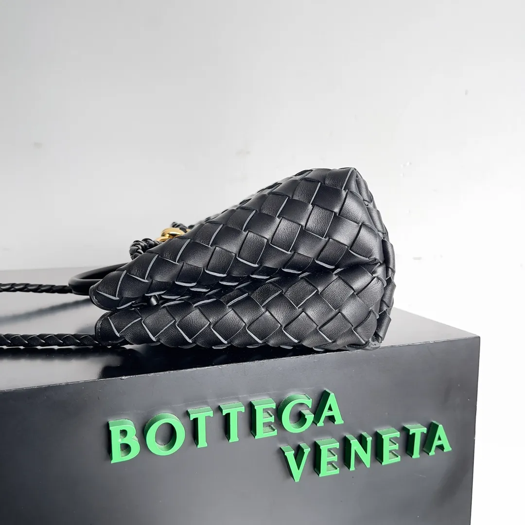 BV 1960 BV Lin Xinru, Ken Dou, Zhou Yutong, Zhu Zhu and other similar models, Andiamo Italian Let'go's new horizontal version design is more refined and elegant. The horizontal version presents a light and fashionable feeling that is more suitable for the body shape of Asian girls. The actual upper body is really awesome! Practicality and elegance coexist! 🉑️Carry it by hand, shoulder or crossbody, the law of true fragrance🥳 Style number: 754990 Size: 29*10*18